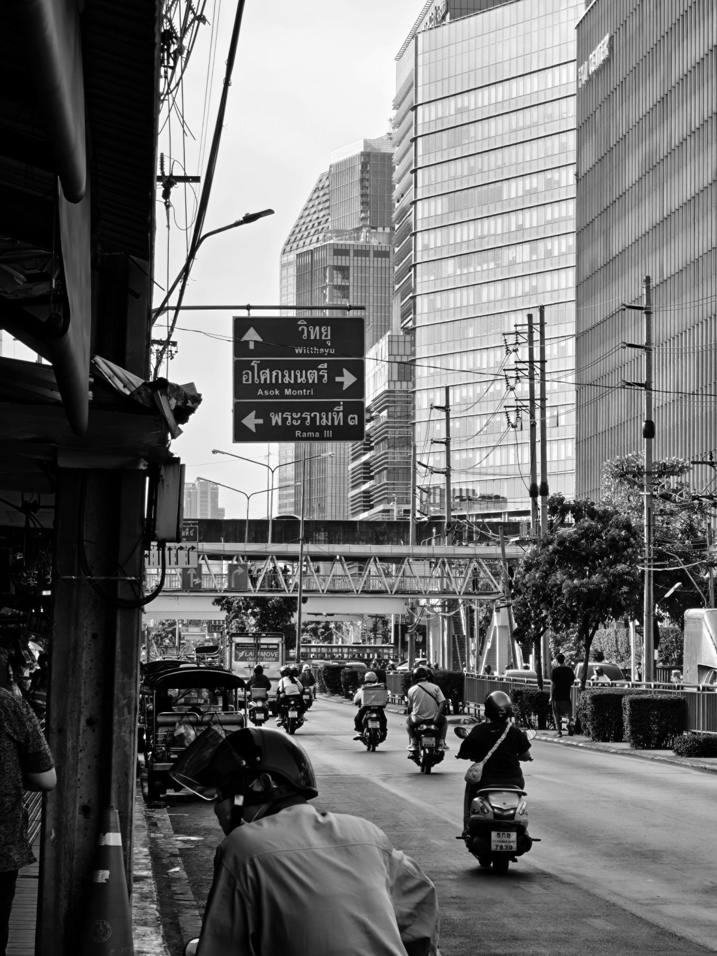 pexels-ayudh-roy-745300027-35413589 Thailandia guidare patente moto locale
